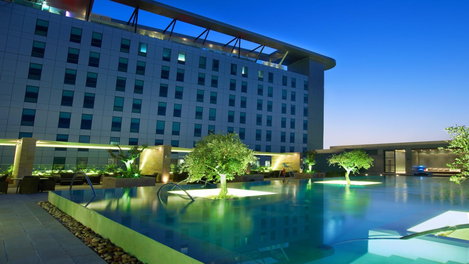 aloft hotel abu dhabi pool